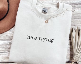 Sudadera "Él está volando", sudadera "Esposa piloto", regalo para novia piloto, sudadera de aviación, sudadera de cuello redondo "Esposa piloto"
