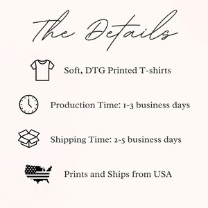 Puede incluir: Gr&aacute;fico color crema con el texto "The Details" en escritura elegante. Debajo, enumera "Soft, DTG Printed T-shirts", los tiempos de producci&oacute;n y env&iacute;o, y que el producto "Prints and Ships from USA".