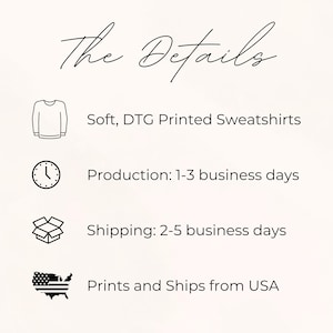Puede incluir: Un gr&aacute;fico informativo titulado The Details que presenta cuatro iconos negros y texto. Los iconos incluyen una sudadera, un reloj, una caja de cart&oacute;n abierta y un mapa de EE. UU. El texto dice: Soft, DTG Printed Sweatshirts, Production: 1-3 business days, Shipping: 2-5 business days y Prints and Ships from USA.