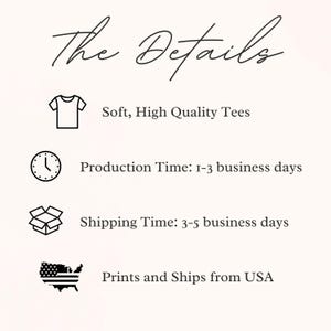 Pode incluir: Gr&aacute;fico creme com o texto "The Details" em escrita elegante. Abaixo, lista "Soft, High Quality Tees", os tempos de produ&ccedil;&atilde;o e envio, e que o produto &eacute; impresso e enviado dos EUA.