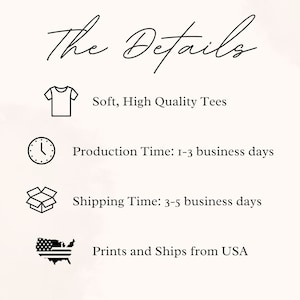 Peut inclure: Un graphique avec des ic&ocirc;nes noires et du texte d&eacute;crivant les d&eacute;tails d'un produit. Les ic&ocirc;nes comprennent un t-shirt, une horloge, une bo&icirc;te et une carte des &Eacute;tats-Unis. Le texte indique "The Details", "Soft, High Quality Tees", "Production Time: 1-3 business days", "Shipping Time: 3-5 business days", et "Prints and Ships from USA".