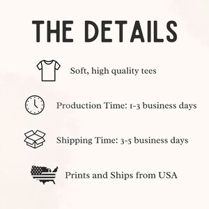 Puede incluir: Un gr&aacute;fico con el texto "THE DETAILS" en negro. El gr&aacute;fico enumera detalles sobre el producto, incluido el tipo de camiseta, el tiempo de producci&oacute;n, el tiempo de env&iacute;o y el origen del producto. El gr&aacute;fico incluye iconos para una camiseta, un reloj, una caja y un mapa de los Estados Unidos.