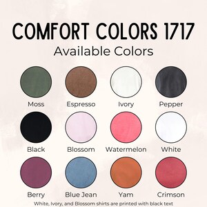 Pode incluir: Um gr&aacute;fico de cores para camisas Comfort Colors 1717, exibindo v&aacute;rias cores dispon&iacute;veis. O gr&aacute;fico inclui Moss, Espresso, Ivory, Pepper, Black, Blossom, Watermelon, White, Berry, Blue Jean, Yam e Crimson. As camisas brancas, marfim e Blossom s&atilde;o impressas com texto preto.