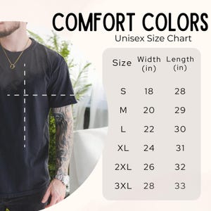 Pode incluir: Uma camiseta preta com o texto "COMFORT COLORS" e uma tabela de tamanhos. A tabela lista os tamanhos S a 3XL, com as medidas de largura e comprimento correspondentes em polegadas. O modelo est&aacute; vestindo a camiseta.