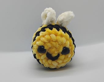 Urocza mini szydełkowa pszczółka amigurumi