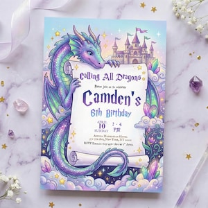 Op de afbeelding: Een fantasie-thema verjaardagsuitnodiging met een paarse en groene draak die een rol vasthoudt met de tekst "Calling All Dragons" en "Camden's 6th Birthday". De uitnodiging is omringd door kristallen, een toverstaf en een kroon.