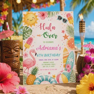 Op de afbeelding: Een rechthoekige verjaardagsuitnodiging met een tropisch thema, inclusief een roze flamingo, ananas, surfplank, strandbal, zon en hibiscusbloemen. De tekst luidt Hula on Over to celebrate Adriana's 6th birthday, Sunday, June 24th, at 1:00pm, Adriana's house, 123 Anywhere Street, Any City, FL 4895, RSVP to Emmy at 123-456-7890.