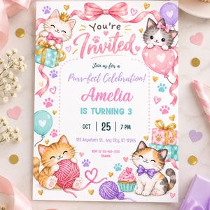 Może przedstawiać: Zaproszenie urodzinowe z czterema ilustrowanymi kotkami, różowymi wstążkami, balonami i prezentami. Tekst brzmi: You're Invited, Join us for a Purr-fect Celebration!, Amelia, IS TURNING 3, OCT 25 7 PM, 123 Anywhere St., Any City, ST 12345, RSVP TO: 123-456-7890 (SHAWN).