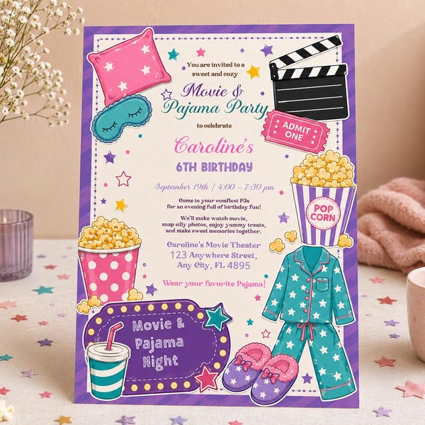 Può includere: Un invito rettangolare per una festa in pigiama a tema cinema per il 6° compleanno di Caroline. Il design presenta illustrazioni di un cuscino rosa, mascherina per dormire, secchielli di popcorn, pigiama, pantofole e un ciak con del testo.