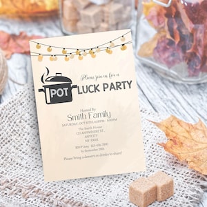Puede incluir: Una tarjeta de invitación de color crema con una ilustración en blanco y negro de una olla con la palabra "POT" en ella. El texto "Please join us for a POT LUCK PARTY" está impreso en negro. La invitación es para una fiesta organizada por la familia Smith el sábado 8 de octubre a las 6:00 PM. La dirección es 123 Anywhere St., Anycity, NY 4000. La fecha límite de respuesta es el 22 de septiembre de 2000. La invitación solicita a los invitados que traigan un postre o bebidas para compartir.
