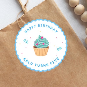 ハッピーバースデーケーキステッカー、カスタムハッピーバースデーラベル、誕生日の記念品ラベル、誕生日パーティーの記念品、誕生日ステッカー、ブルーラベル
