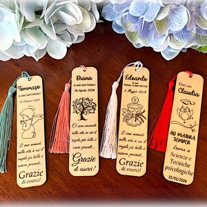 Marcador de livro de madeira gravado, 100% personalizável, perfeito como lembrancinha para formaturas, batizados, primeiras comunhões e qualquer outro evento.