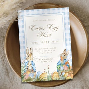 Puede incluir: Un juego de tres tazas de cerámica con un acabado moteado y mate. Las tazas son en tonos crema, gris claro y gris oscuro. Cada taza tiene un diseño simple y minimalista, ideal para café o té.