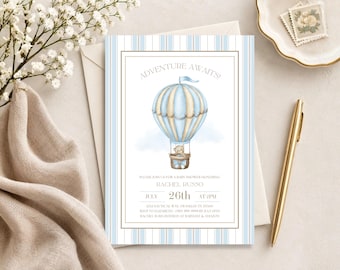 Könnte beinhalten: Eine rechteckige Babyparty-Einladungskarte mit einer Aquarellillustration eines Teddybären in einem hellblauen und cremefarbenen Heißluftballon. Der Text lautet ADVENTURE AWAITS, RACHEL RUSSO, JULY 26TH AT 2PM sowie weitere Details.