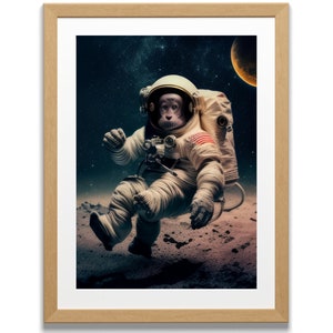 Peut inclure: Impression encadrée d'un singe astronaute flottant dans l'espace. Le singe porte une combinaison spatiale blanche avec un écusson du drapeau américain. L'arrière-plan montre un ciel étoilé et une grande planète.