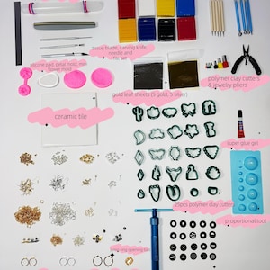 以下が含まれることがあります： ポリマークレイジュエリー作りのための包括的なキット。粘土ブロック、カッター、ツール、イヤリング、ネックレス、リング用のコンポーネントが含まれています。調整可能なローラー、ドットツール、ステンレス鋼の粘土押出機が特徴です。このキットには、金箔とセラミックタイルも含まれています。