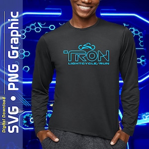 Könnte beinhalten: Ein schwarzes Langarmshirt mit einer blauen Grafik eines Lightcycles und dem Wort "TRON" mit dem Text "LIGHTCYCLE/RUN" darunter.