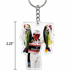 Pu&ograve; includere: Portachiavi in acrilico trasparente con un uomo che tiene due pesci. Il portachiavi &egrave; largo 5,08 cm e alto 5,72 cm. L'uomo indossa una tuta da corsa bianca con il logo Goodwrench. Il portachiavi ha un anello in metallo argentato.