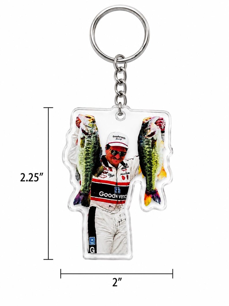 Pu&ograve; includere: Portachiavi in acrilico trasparente con un uomo che tiene due pesci. Il portachiavi &egrave; largo 5,08 cm e alto 5,72 cm. L'uomo indossa una tuta da corsa bianca con il logo Goodwrench. Il portachiavi ha un anello in metallo argentato.
