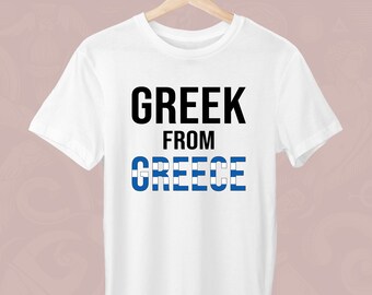 Peut inclure: T-shirt blanc avec un texte noir qui dit "Greek from Greece". Le mot "Greece" est en rayures bleues et blanches, ressemblant au drapeau grec.