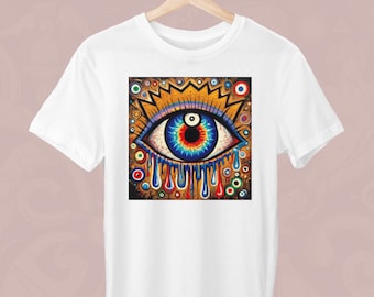 Peut inclure: T-shirt blanc avec un motif d'œil psychédélique coloré. L'œil est bleu, rouge, jaune et blanc avec une pupille noire. L'œil est entouré d'une couronne dorée et d'un fond de cercles colorés.