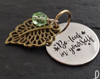 Pendentif à breloques en métaux mélangés Be-Leaf in Yourself avec cristal vert « Gem » fabriqué à partir de verre tchèque