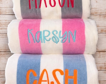 Personalisiertes besticktes Strandtuch, benutzerdefinierter Name Pooltuch, Sommerferiengeschenk