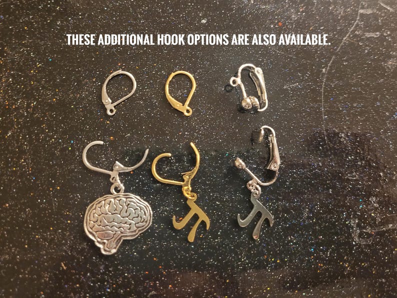 Op de afbeelding: Een selectie van oorhaakopties, waaronder een brein, een pi-symbool en een eenvoudige haak. De haken zijn zilver en goud van kleur. "Deze extra haakopties zijn ook beschikbaar." staat bovenaan de afbeelding.