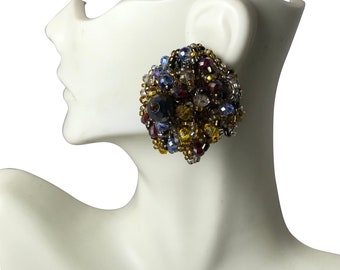 Pendientes de botón con diseño de cúmulo galáctico, cuentas de semillas multicolores y gemas.