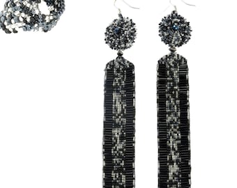 Conjunto de pendientes y anillo hechos a mano con cuentas blancas y negras