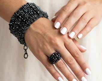 Svart brett armband med pärlor och ringar | Statement-pärlsmycken