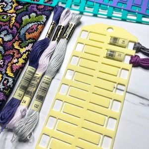 Organiseur de cartes compact avec fil de soie dentaire avec fentes pour étiquettes | Contient 20 m² | Organisation du point de croix, de la broderie et de la couture