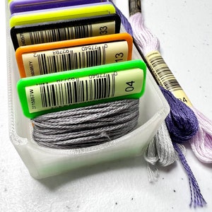 Megaspoel met labelsleuf |  Opbergen van flosdraad | Organisatie voor kruissteken, borduren en handwerken