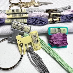 Canette « tout-en-un » avec fente pour étiquette | Taille standard | Rangement du fil dentaire | Organisation du point de croix, de la broderie et de la couture