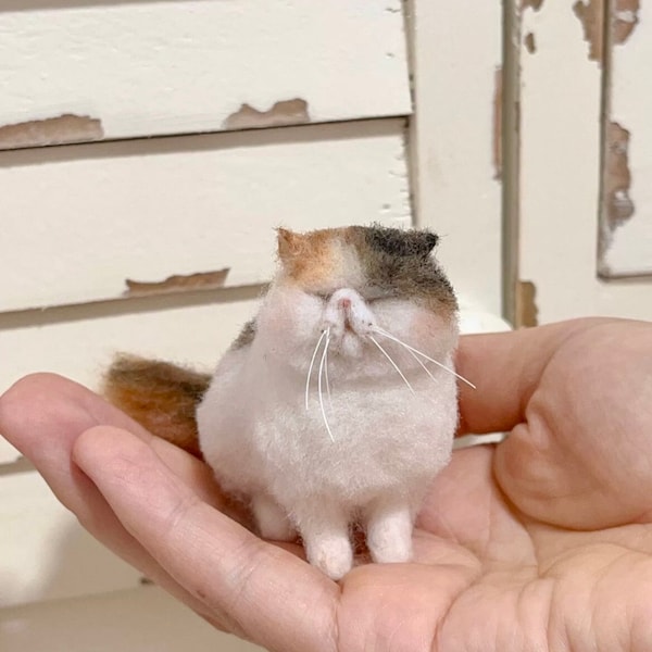 2.5 InchesMiniature Needle Felted Calico Cat Figrine,Doll House Calico Cat for Ob11/Bjd Doll,Calico Cat Lovers Memorial Loss Gift