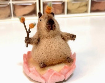 Figurine Capybara miniature feutrée à l'aiguille de 2,5 pouces avec support en feutre de laine, peluche Capybara réaliste, Capybara rembourré, cadeau Capybara