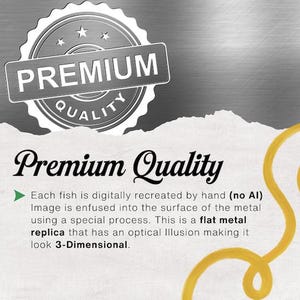 K&ouml;nnte beinhalten: Ein Metallschild mit einem silbernen runden Siegel und dem Text PREMIUM QUALITY. Darunter steht: Premium Quality. Jeder Fisch wird digital von Hand nachgebildet (keine KI). Das Bild ist in die Metalloberfl&auml;che eingearbeitet. Eine flache Metallreplik.