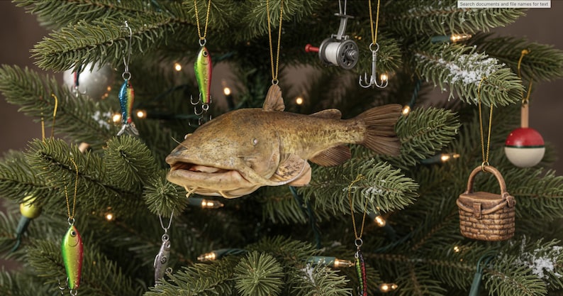 Puede incluir: Un &aacute;rbol de Navidad decorado con adornos tem&aacute;ticos de pesca. Los adornos incluyen un gran pez gato, se&ntilde;uelos de pesca, un carrete de pesca, un flotador y una peque&ntilde;a cesta. El &aacute;rbol est&aacute; iluminado con peque&ntilde;as luces blancas.