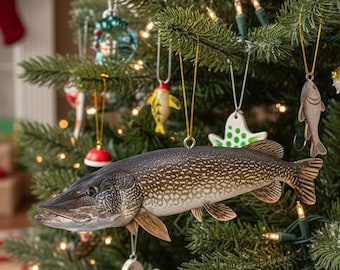 Adorno realista de lucio del norte / Regalo de Navidad para pescadores / Decoración navideña para aficionados a la pesca en agua dulce