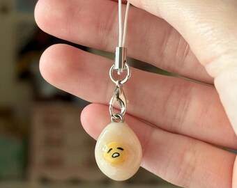 Portachiavi Gudetama per cellulare - Simpatico ciondolo a forma di uovo in argilla polimerica, realizzato a mano.