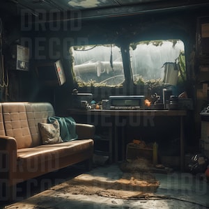 Puede incluir: Una escena interior oscura con un sofá de cuero marrón, un escritorio y una ventana con vistas a un paisaje lluvioso. La habitación tiene una estética vintage con varios objetos dispersos, incluyendo una radio y una pequeña jaula.