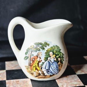 Petit pichet crémier décoratif en grès avec image de style colonial sur le côté, mini pichet à collectionner