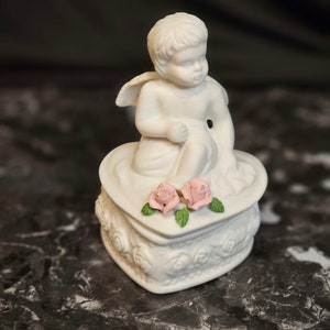 Vintage Keramik weiß Cherub Engel Herzförmige Trinket Box oder kleine Schmuckschatulle mit rosa Rosen und Blätter