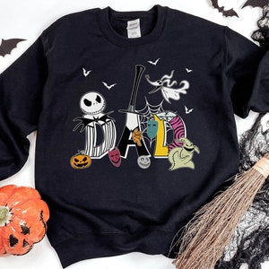 Peut inclure: Sweat-shirt noir avec un graphisme coloré épelant "DAD" avec des personnages de L'Étrange Noël de Monsieur Jack. Comprend Jack Skellington, Zéro et d'autres personnages. Une citrouille et des chauves-souris sont également représentées.