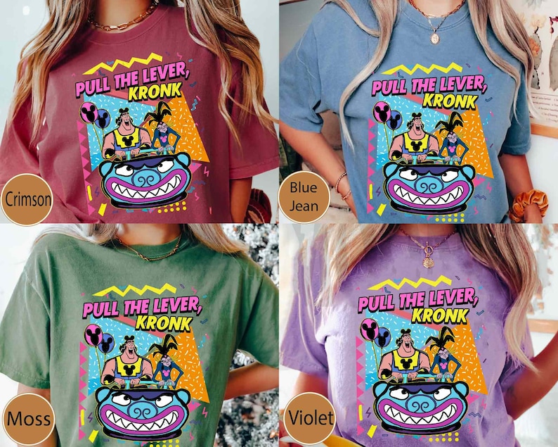 Puede incluir: Cuatro camisetas de diferentes colores con un dise&ntilde;o gr&aacute;fico retro que presenta un personaje de dibujos animados conduciendo un veh&iacute;culo con el texto "Pull the Lever, Kronk". Las camisetas son de color carmes&iacute;, azul vaquero, verde musgo y violeta.