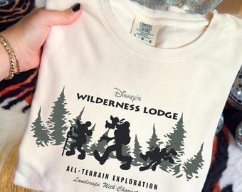 Mickey Donald Goofy Wilderness Hütte Komfort Farbe Shirt, Freunde Camping T-Shirt, 2026 Reise, Welt, Geburtstagsgeschenk