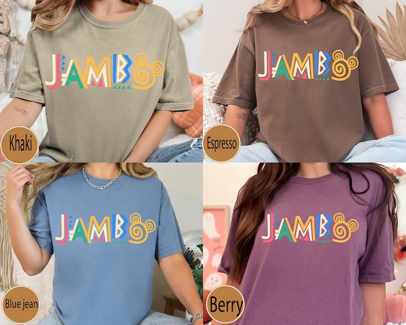 Puede incluir: Cinco camisetas de diferentes colores con la palabra "JAMBO" impresa en letras de colores en la parte delantera. Los colores son caqui, espresso, azul vaquero, baya y blanco.
