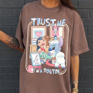 Maglietta con il Dottor Stitch che esamina Scrump, "Fidati di me, sono un Dottore", maglietta con Stitch per la Giornata Nazionale dei Medici 2026, regalo medico di Lilo e Stitch immagine 19