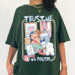Maglietta con il Dottor Stitch che esamina Scrump, "Fidati di me, sono un Dottore", maglietta con Stitch per la Giornata Nazionale dei Medici 2026, regalo medico di Lilo e Stitch immagine 5