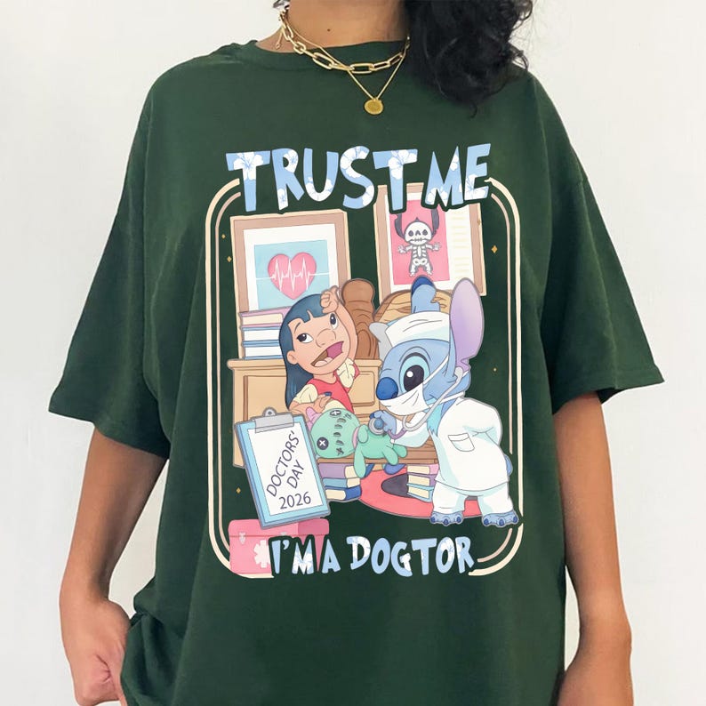 Maglietta con il Dottor Stitch che esamina Scrump, "Fidati di me, sono un Dottore", maglietta con Stitch per la Giornata Nazionale dei Medici 2026, regalo medico di Lilo e Stitch immagine 5